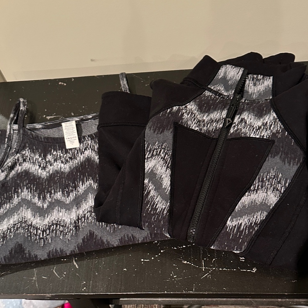 Black and Gray Ivivva-Lululemon Kids patterned Activewear Set